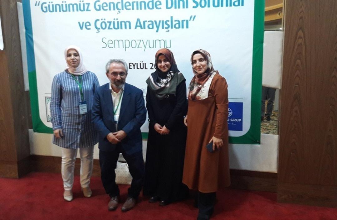 Adana&rsquo;da gen&ccedil;lerin dini sorunları ve &ccedil;&ouml;z&uuml;m arayışları tartışıldı