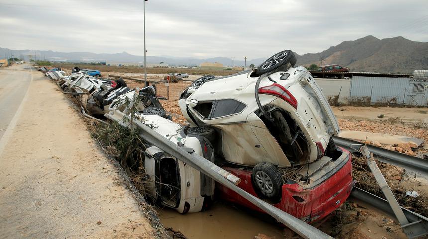 İspanya'da sel felaketi 6 can aldı, arabaları hurdaya &ccedil;evirdi