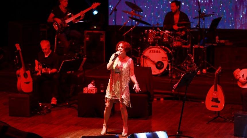 Sapanca&rsquo;da Nazan &Ouml;ncel r&uuml;zgarı esti