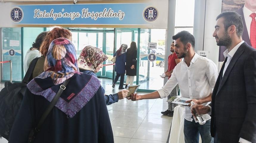 K&uuml;tahya&rsquo;yı kazanan &ouml;ğrenciler otogarda karşılanıyor