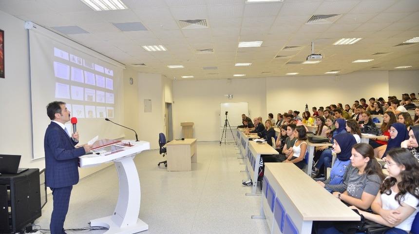 İlk ders Rekt&ouml;r &Ccedil;i&ccedil;ek&rsquo;ten