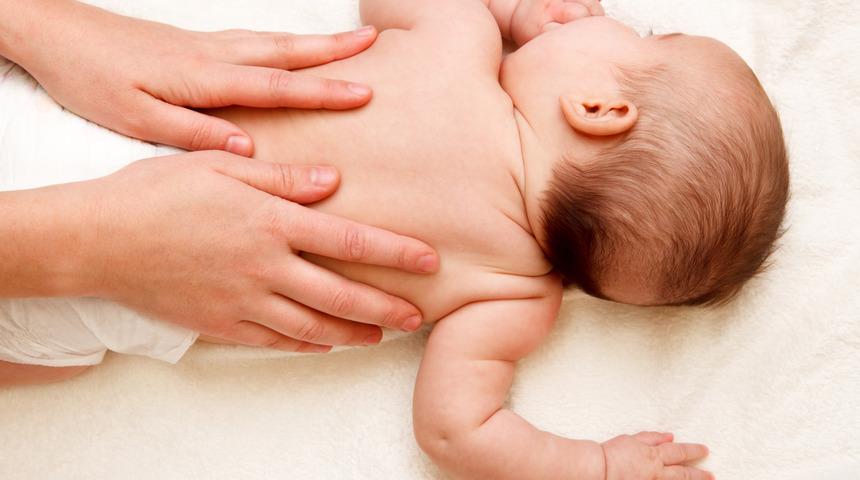 Bebeğe yapılan masaj anne bebek iletişimini güçlendiriyor