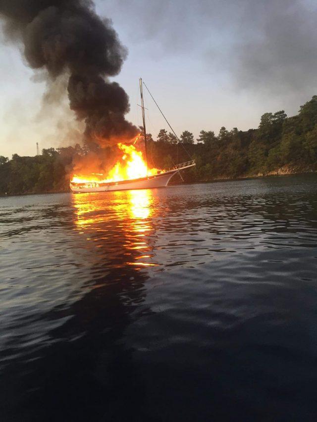 Göcek'te gezi teknesinde yangın: Fransız turist öldü, 4'ü yaralı 14 kişi kurtarıldı