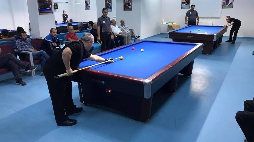 Bilardo il şampiyonu Salih Tekkeli