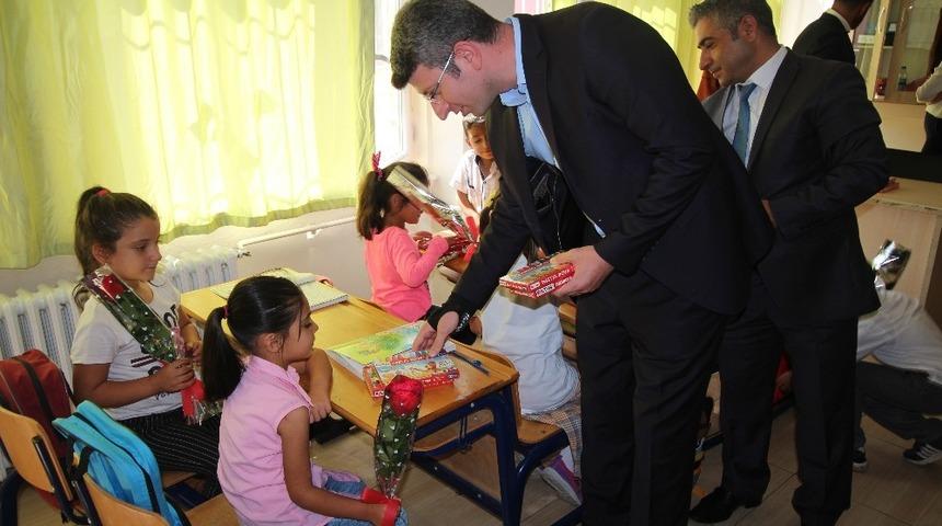 Kaymakam Şener, öğrencileri kırtasiye dağıttı