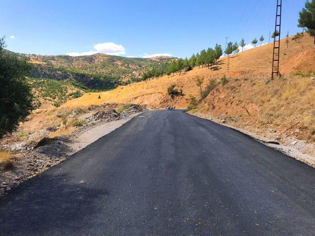 Pütürge’de yol çalışmaları devam ediyor