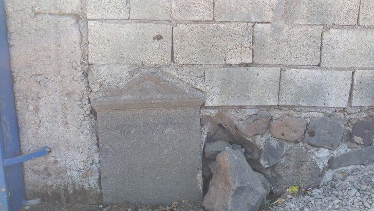 Tarihi mezar taşından duvar yaptı, tesadüfen fark edildi