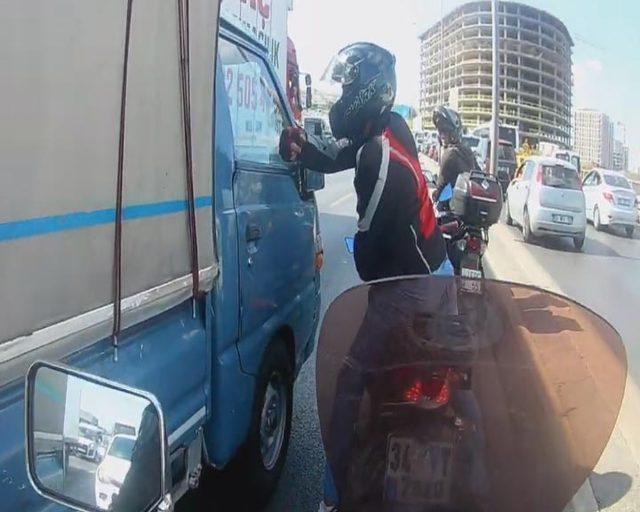 D-100'de yol tartışması; motosiklet sürücüsü kamyonetin aynasını kırdı