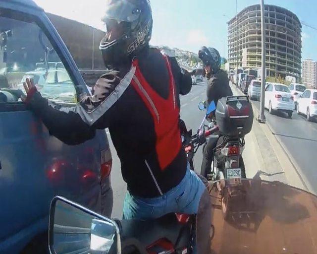 D-100'de yol tartışması; motosiklet sürücüsü kamyonetin aynasını kırdı