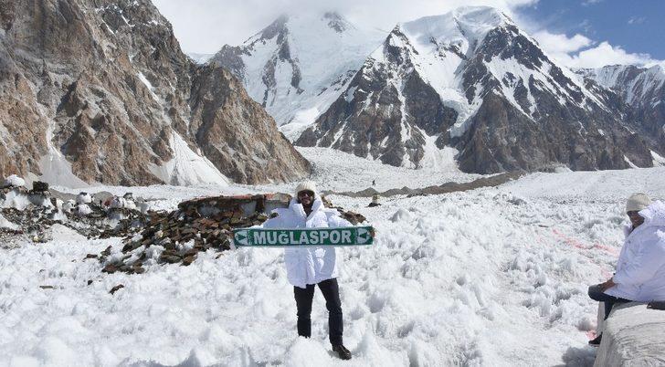 Gittiği yere takımının rengini götürüyor G1