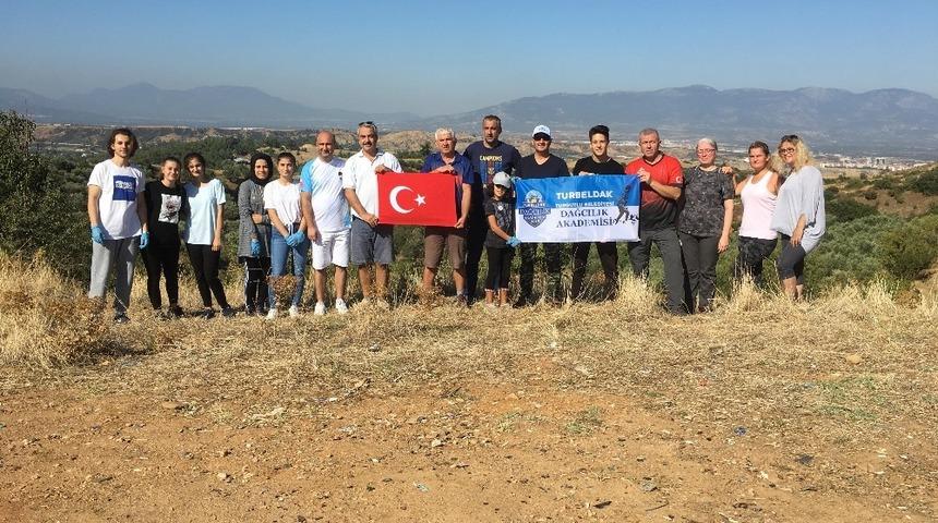 Dağcılar hem spor yaptı hem &ccedil;&ouml;p topladı