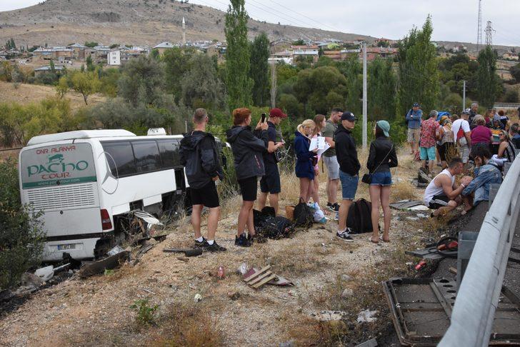Konya'da turistleri taşıyan otobüs dere yatağına uçtu G3