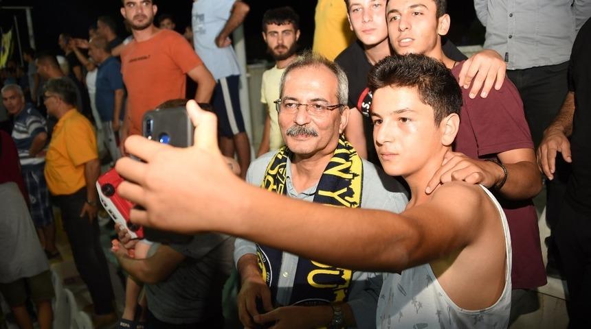 Başkan Bozdoğan, taraftarla birlikte ma&ccedil; izledi