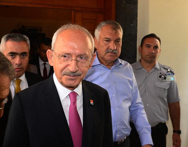 Kılıçdaroğlu, Adana'da hasta arkadaşını ziyaret etti (2)