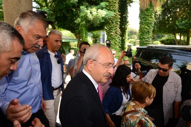 Kılıçdaroğlu, Adana'da hasta arkadaşını ziyaret etti (2)