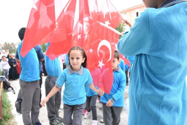 1'inci sınıf öğrencileri okula Türk bayrağının altında girdi