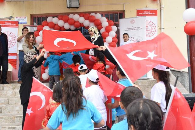 1'inci sınıf öğrencileri okula Türk bayrağının altında girdi
