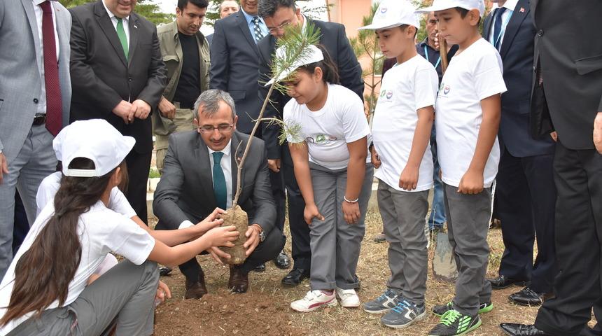 1'inci sınıf öğrencileri okula Türk bayrağının altında girdi