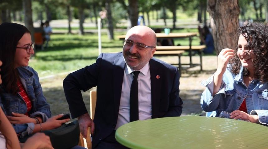 &Ouml;ğle Arasında &Ouml;ğrencilere Rekt&ouml;rden S&uuml;rpriz!