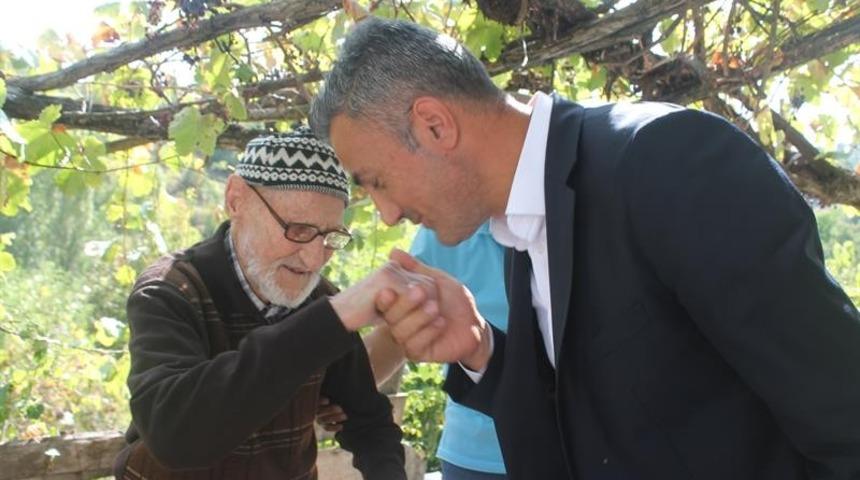 Yaşlı &ccedil;ift&ccedil;ilere anlamlı ziyaret