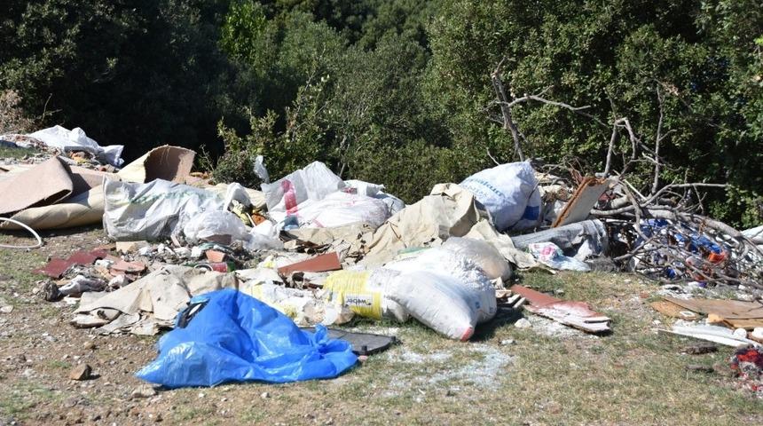 Adabaşı mevkisine atılan çöpler rahatsızlık veriyor