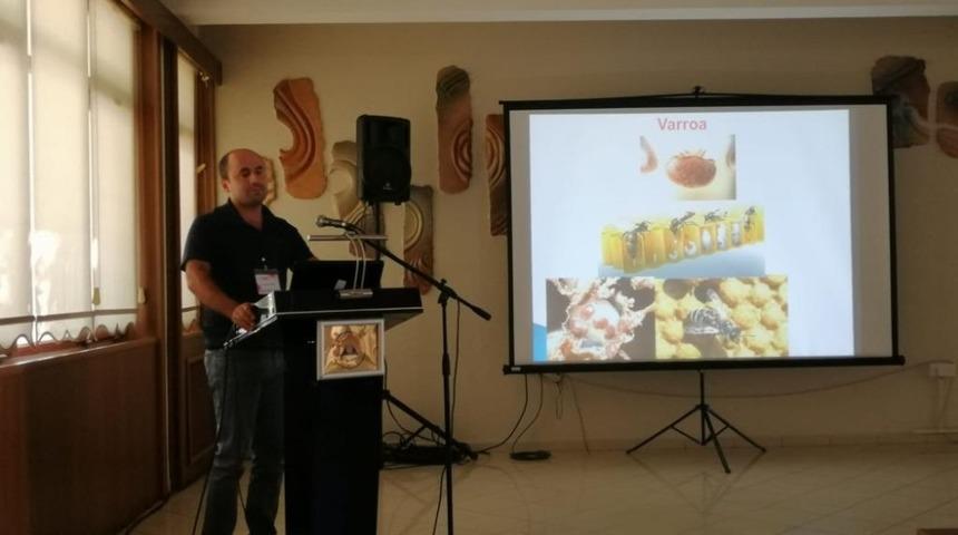 &ldquo;Varroa, &ouml;nemli bir arı ektoparazitidir&rdquo;