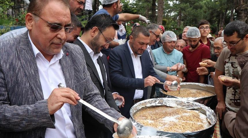 AK Parti İl Başkanlığı aşure ikram etti