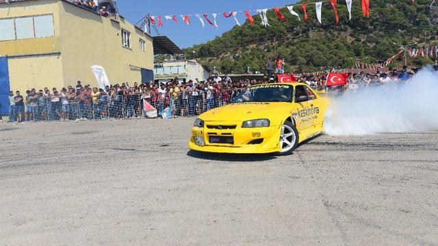 Dirift yapan gençler, trafiğe kapalı alanların tadını çıkartı