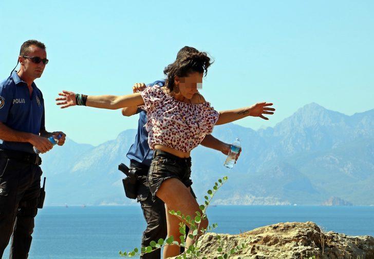 Falezlerdeki kadın polislere zor anlar yaşattı G2