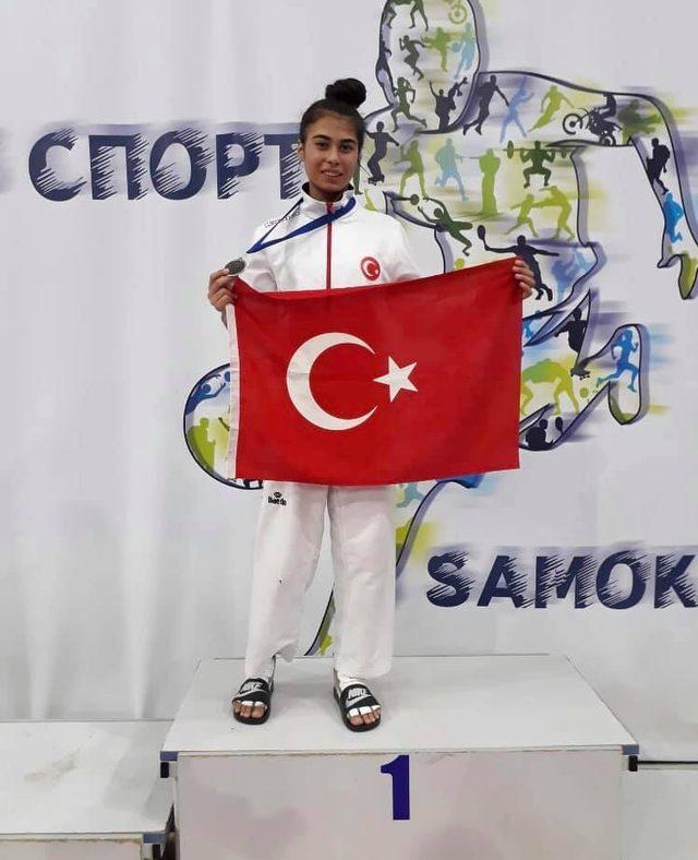 THOM Taekwondo Sporcuları 1 altın ve 1 gümüş madalya ile döndü