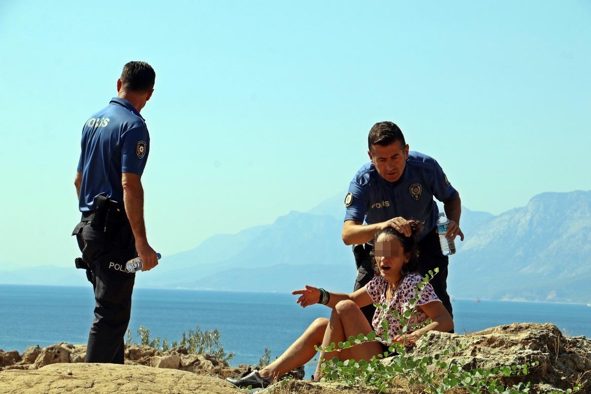 Falezlerdeki kadın polislere zor anlar yaşattı