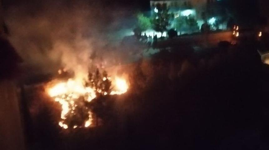 Ot yangını ormana sı&ccedil;ramadan s&ouml;nd&uuml;r&uuml;ld&uuml;