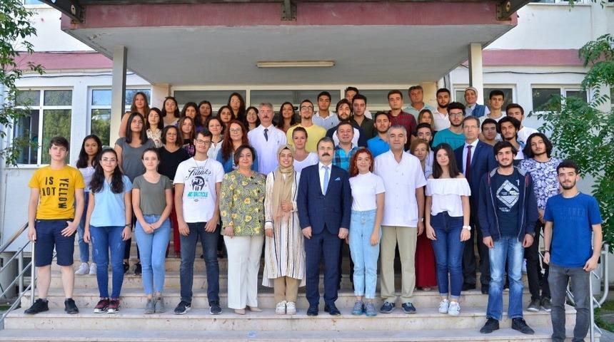 Diş hekimliğinin ilk &ouml;ğrencileri ders başı yaptı