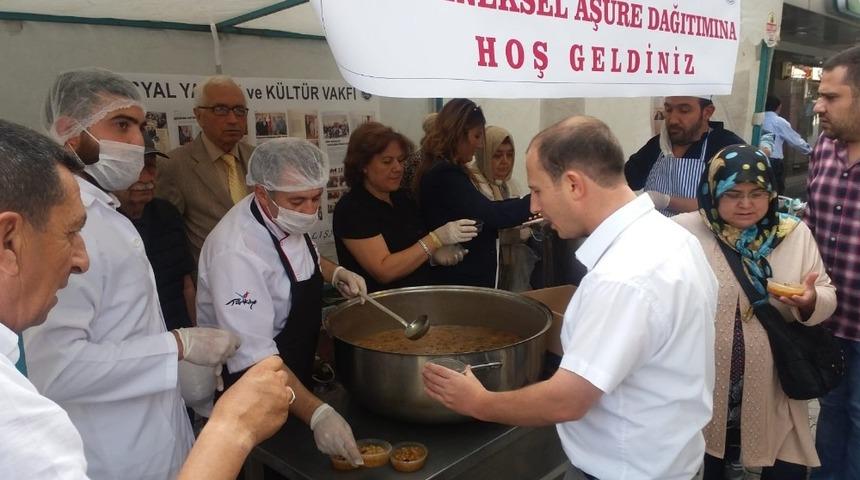 Sosyal Yardım ve K&uuml;lt&uuml;r Vakfı&rsquo;ndan aşure
