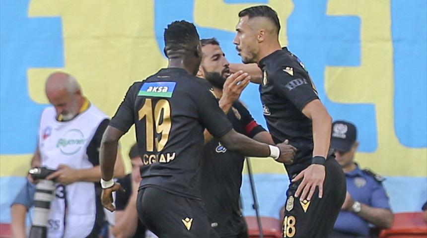 Adis Jahovic attığı gollerle BtcTurk Yeni Malatyaspor'u sırtlıyor