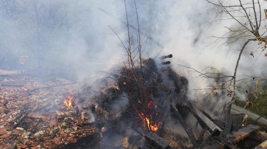 Alevlere teslim olan samanlık k&uuml;l oldu