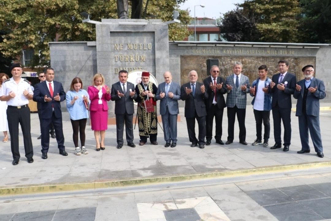 D&uuml;zce&rsquo;de yılın ahisi 57 yıllık berber oldu