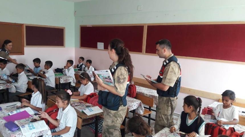 Jandarma’dan öğrencilere dergi