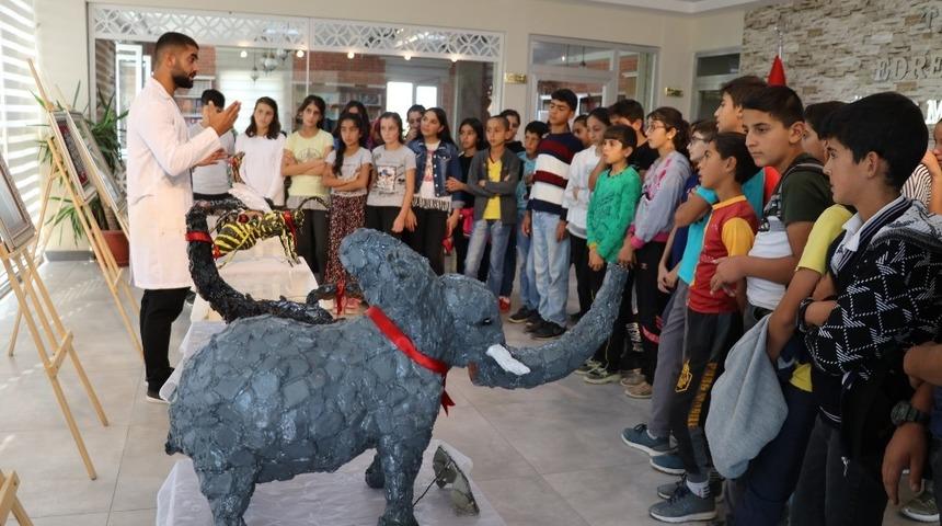 &Uuml;niversite &ouml;ğrencisinden anlamlı sergi