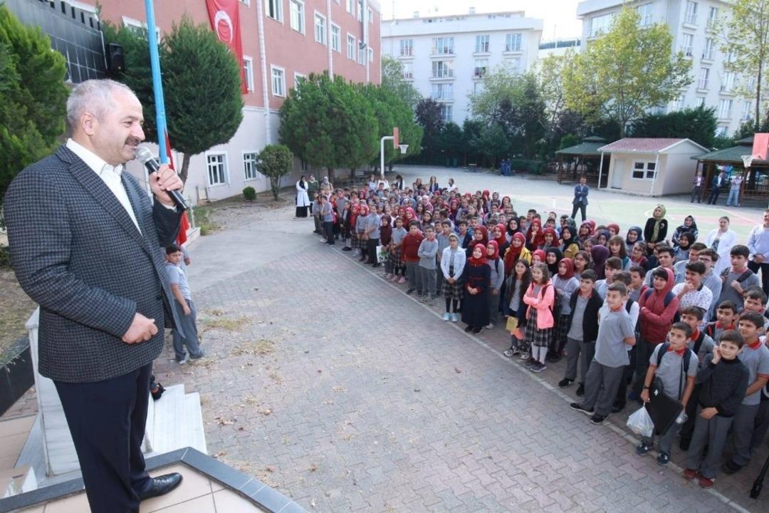 Kaymakam G&uuml;ler ve Başkan B&uuml;y&uuml;kg&ouml;z Bayrak t&ouml;renine katıldı