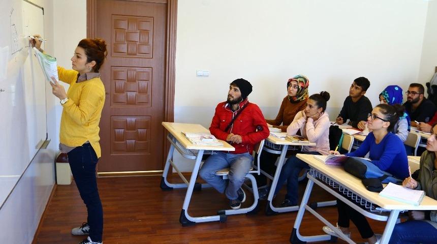 Van&rsquo;da s&uuml;rekli eğitim merkezi ile 294 &ouml;ğrenci &uuml;niversiteli oldu