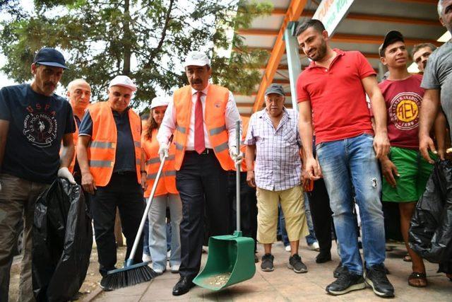 Belediye başkanı çöp topladı ‘kentimizi temiz tutalım’ mesajı verdi