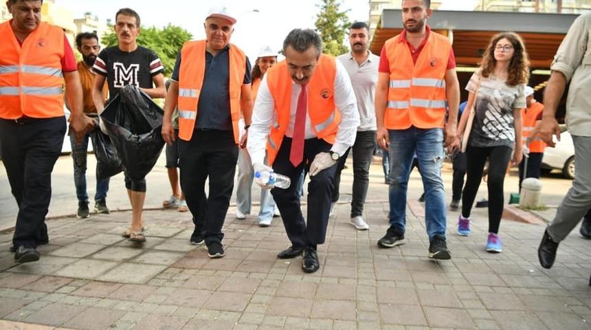 Belediye başkanı çöp topladı ‘kentimizi temiz tutalım’ mesajı verdi