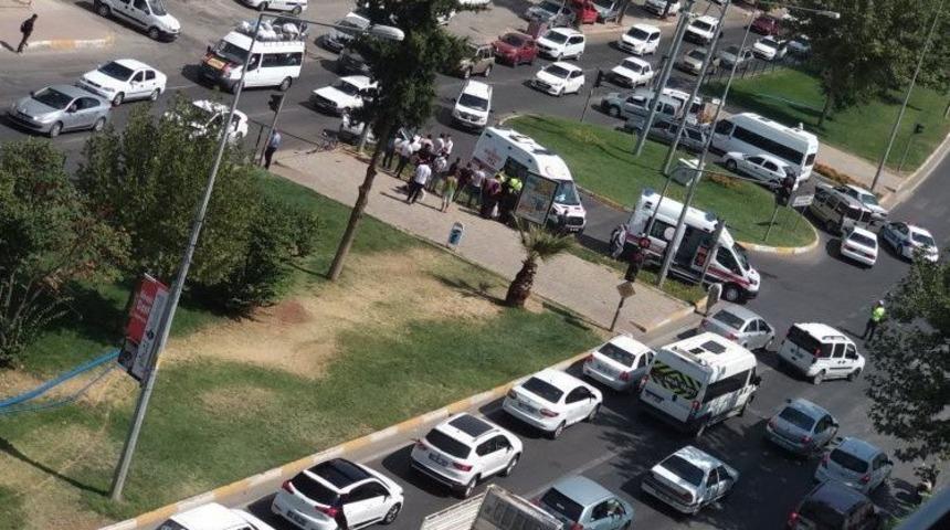 İki otomobil çarpıştı: 3 yaralı