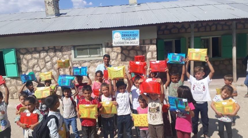 Sosyal projelerin öncüsü Ceylan Karavil Park köy çocuklarını mutlu etti