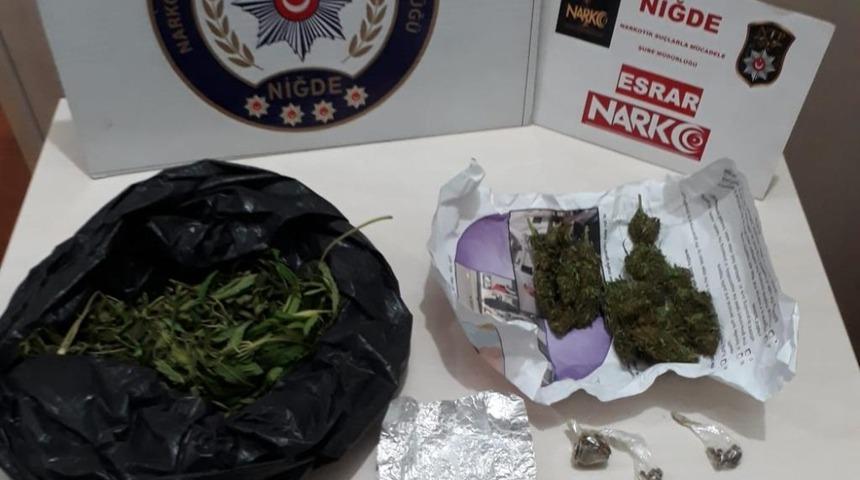 Polisin durduğu araçtan uyuşturucu çıktı