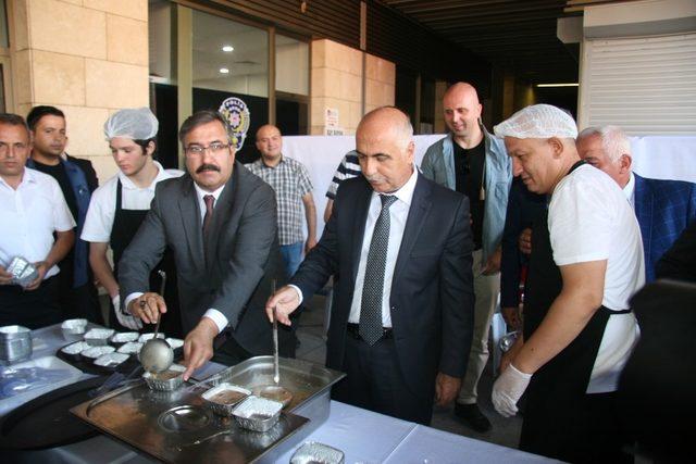 Polisler vatandaşlara kendi elleriyle aşure dağıttı