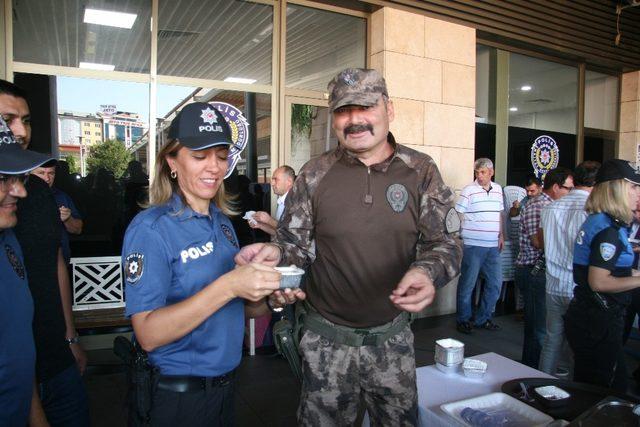 Polisler vatandaşlara kendi elleriyle aşure dağıttı