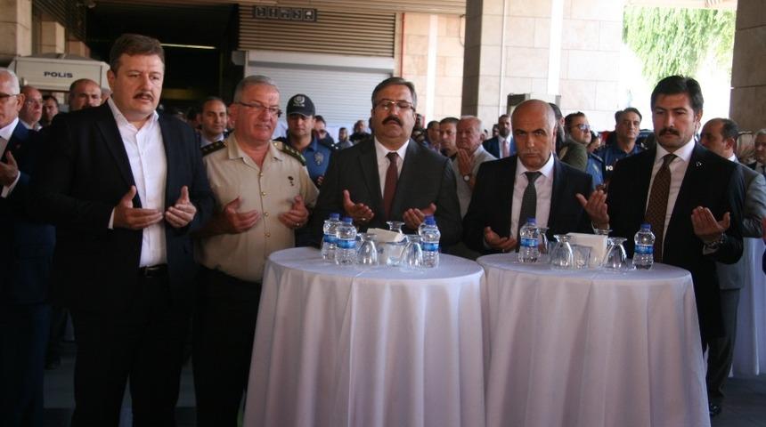 Polisler vatandaşlara kendi elleriyle aşure dağıttı