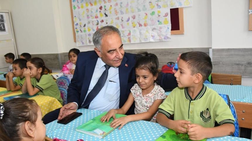 Rekt&ouml;r Turgut, İlk&ouml;ğretim Haftasını kutladı